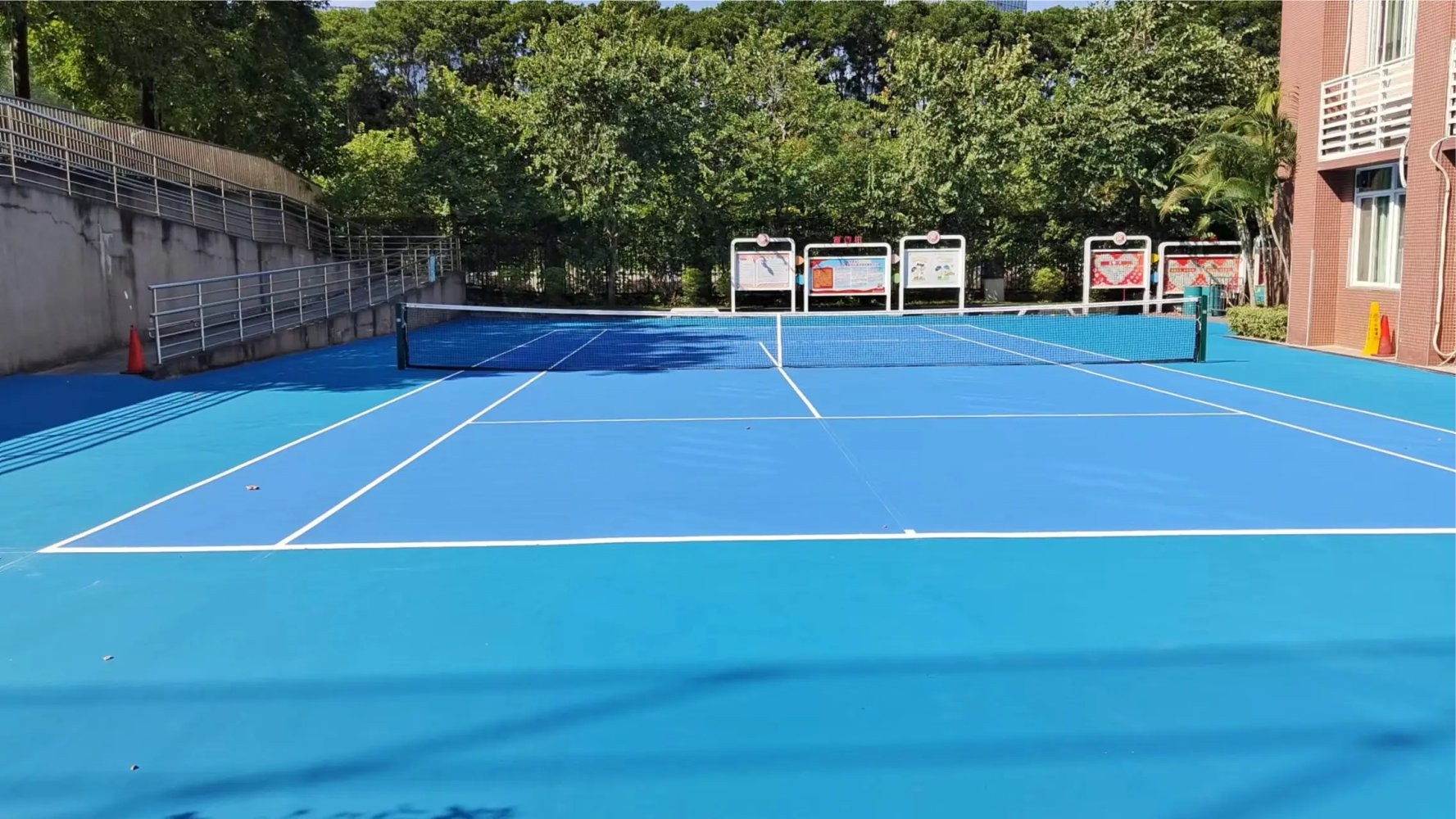 硅PU運(yùn)動(dòng)地坪